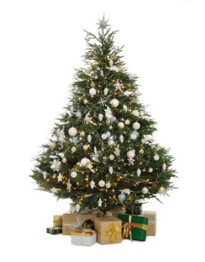 Beyaz arka planda güzel süslemeleri ve hediyeleri olan Noel ağacı.
