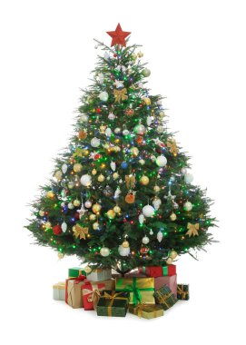 Beyaz arka planda güzel süslemeleri ve hediyeleri olan Noel ağacı.