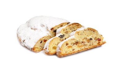Beyaz arka planda krema şekerli geleneksel Noel Stollen