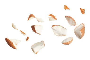 Beyaz arka planda lezzetli badem parçaları