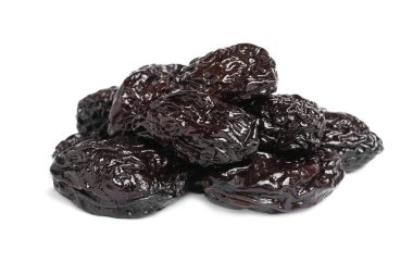 Beyaz arka planda kurumuş kuru erik yığını