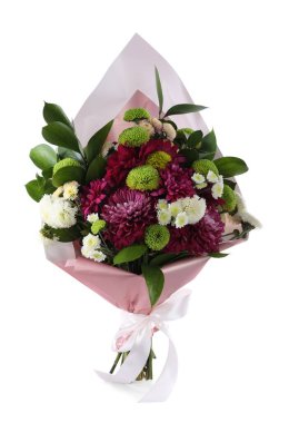 Bir buket güzel kasımpatı çiçeği beyazın üzerinde izole edilmiş.