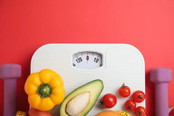 Composición Plana Con Escamas Comida Sana Sobre Fondo Rojo Espacio —  Fotos de Stock