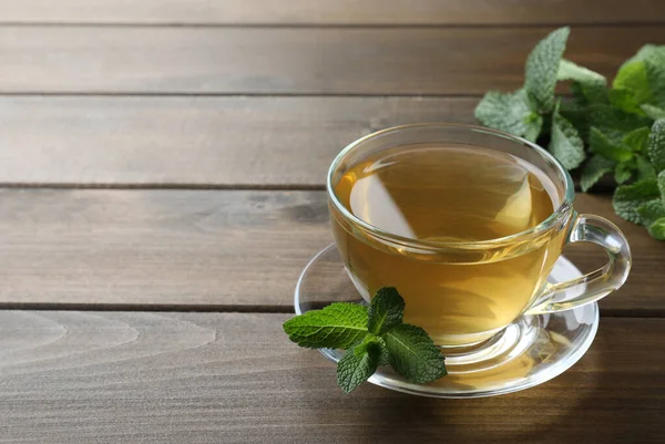 Cup Aromatic Green Tea Fresh Mint Wooden Table Space Text — Stock Photo, Image