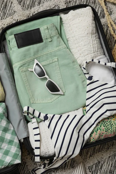 Offener Koffer Mit Sommerkleidung Und Sonnenbrille Auf Dem Boden Draufsicht — Stockfoto
