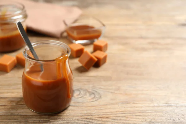 Savoureux Caramel Salé Cuillère Dans Bocal Verre Sur Table Bois — Photo