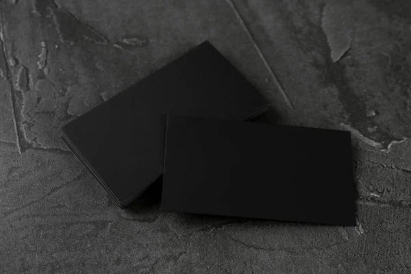 Üres Fekete Névjegykártyák Szürke Asztalon Mockup Tervezéshez — Stock Fotó