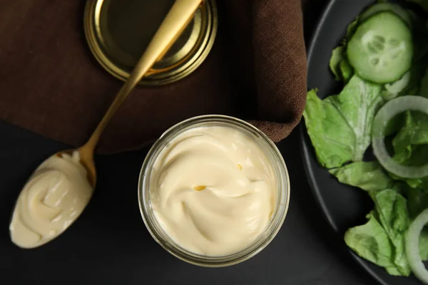 Pot Lepel Met Heerlijke Mayonaise Bij Verse Salade Zwarte Tafel — Stockfoto