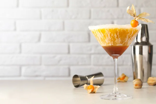Delizioso Cocktail Decorato Con Frutta Physalis Tavolo Leggero Vicino Muro — Foto Stock