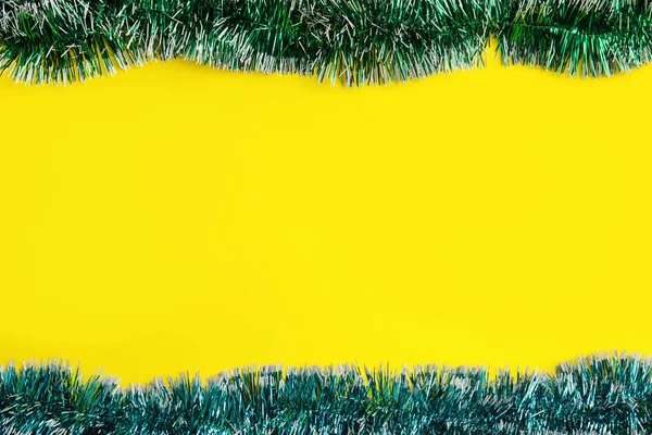 黄色の背景に光沢のある明るい色合い フラットレイアウト テキストのスペース — ストック写真