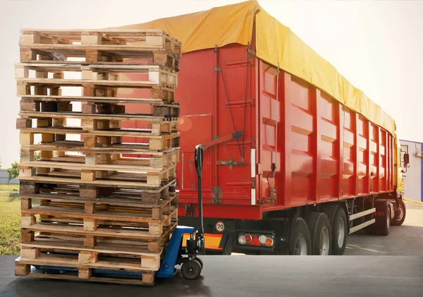 Moderne Handmatige Heftruck Met Houten Pallets Buurt Van Vrachtwagen Buiten — Stockfoto