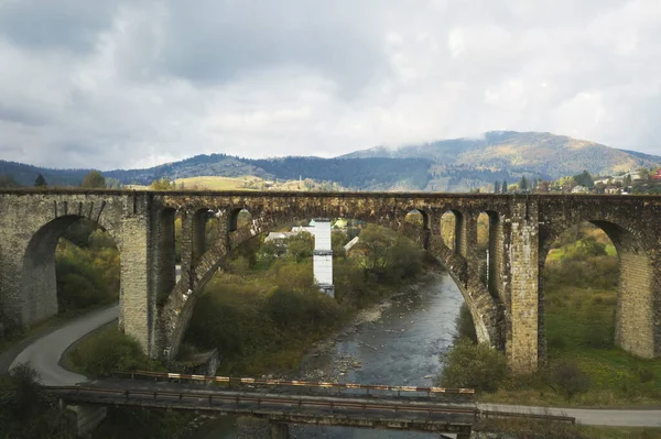 Αεροφωτογραφία Των Γεφυρών Πάνω Από Ποτάμι Την Ημέρα Του Φθινοπώρου — Φωτογραφία Αρχείου
