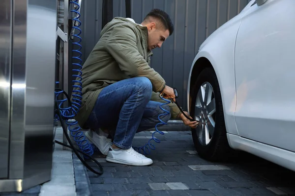 Handsome Man Inflating Tire Car Service — 图库照片