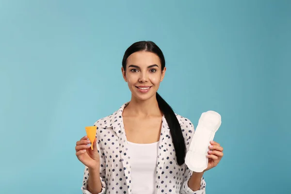 Jeune Femme Avec Coupe Menstruelle Coussin Sur Fond Bleu Clair — Photo