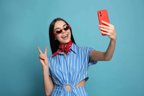 Mujer Joven Moda Traje Elegante Con Bandana Tomando Selfie Sobre — Foto de Stock
