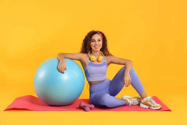 Hermosa Mujer Afroamericana Con Auriculares Equipos Deportivos Sentados Una Esterilla —  Fotos de Stock