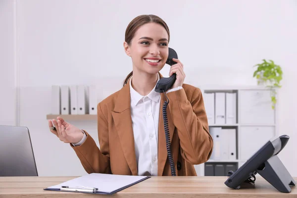 Женщина Секретарша Планшетом Разговаривает Телефону Рабочем Месте — стоковое фото