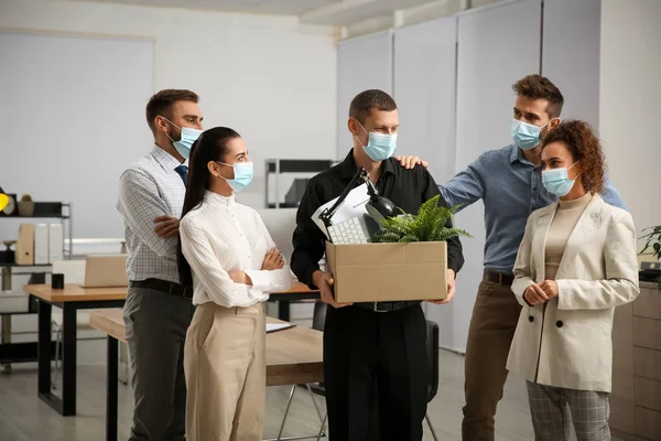 Compañeros Trabajo Diciendo Adiós Hombre Despedido Cargo — Foto de Stock