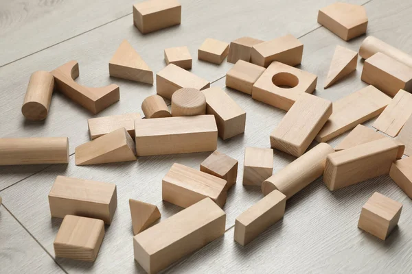 床に木製の建物ブロックを設定します 子供のおもちゃ — ストック写真