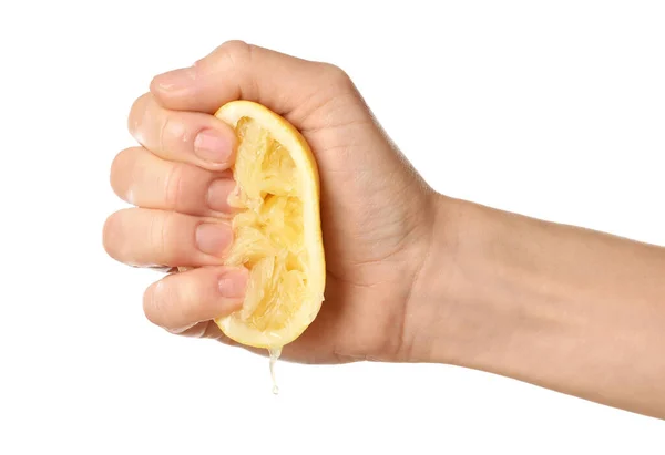白い背景にレモンの半分を絞る女性 クローズアップ — ストック写真