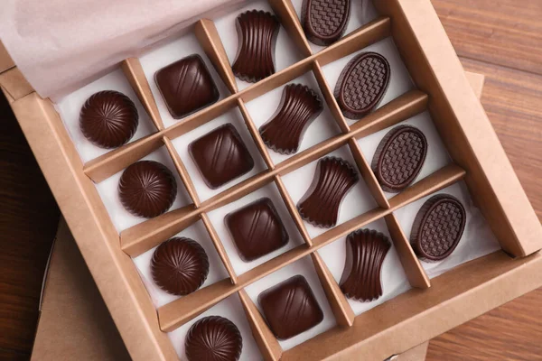 Viele Leckere Schokoladenbonbons Schachtel Auf Holztisch Draufsicht Produktionslinie — Stockfoto