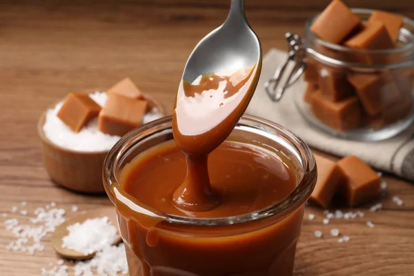 Taking Tasty Salted Caramel Spoon Glass Closeup — Fotografia de Stock