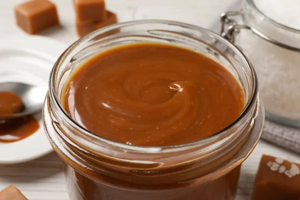 Yummy Salted Caramel Glass Jar Table Closeup — Stockfoto