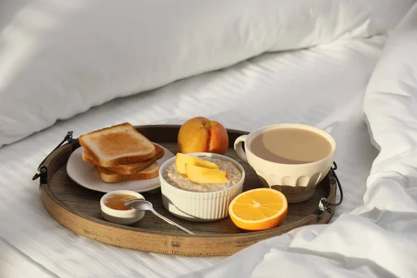 Vassoio Legno Con Deliziosa Colazione Sul Letto Mattino — Foto Stock