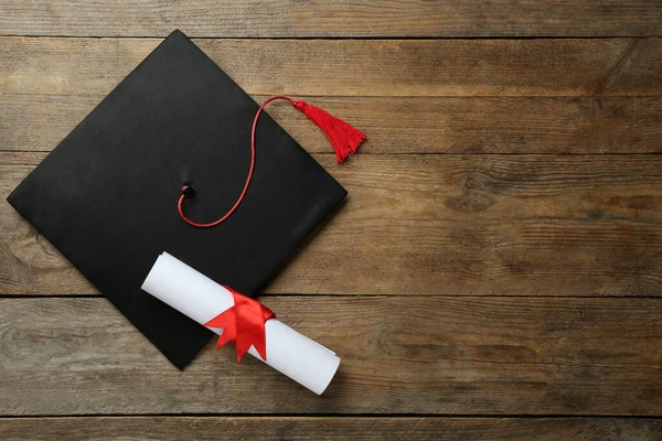 Sombrero Graduación Diploma Mesa Madera Puesta Plana Espacio Para Texto —  Fotos de Stock