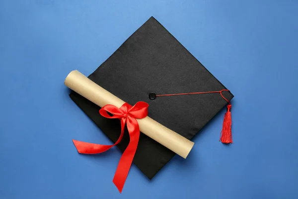 Sombrero Graduación Diploma Sobre Fondo Azul Vista Superior — Foto de Stock