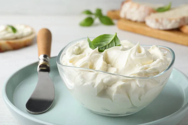 Creme Queijo Saboroso Com Manjericão Faca Mesa Madeira Branca — Fotografia de Stock