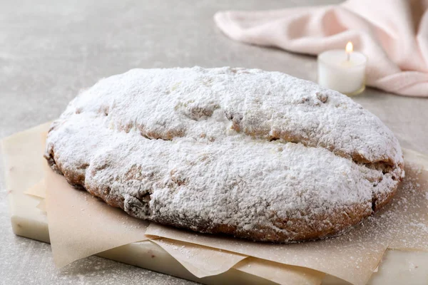 Délicieux Stollen Saupoudré Sucre Poudre Sur Table Lumineuse Gros Plan — Photo