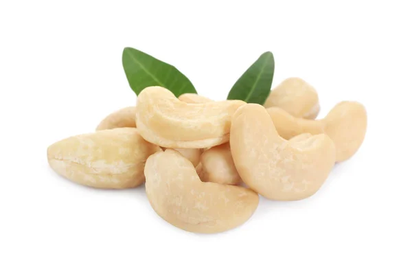 Haufen Leckerer Bio Cashewnüsse Und Grüner Blätter Isoliert Auf Weiß — Stockfoto