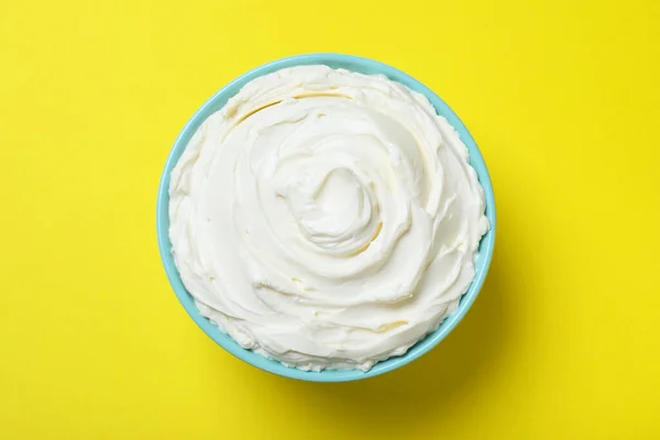 Egy Tál Ízletes Krémsajt Sárga Háttérrel Felülnézet — Stock Fotó