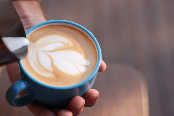 Barista Menuangkan Susu Dalam Cangkir Kopi Dengan Latar Belakang Kabur — Stok Foto