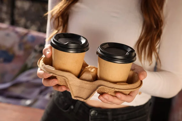 Mujer Sosteniendo Tazas Café Papel Aire Libre Primer Plano — Foto de Stock