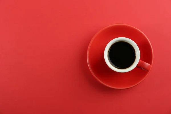 赤い背景においしいコーヒーのカップ トップビュー テキストのスペース — ストック写真