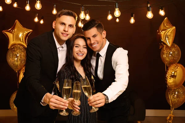 Happy Friends Glasses Sparkling Wine Celebrating New Year Indoors — Stockfoto