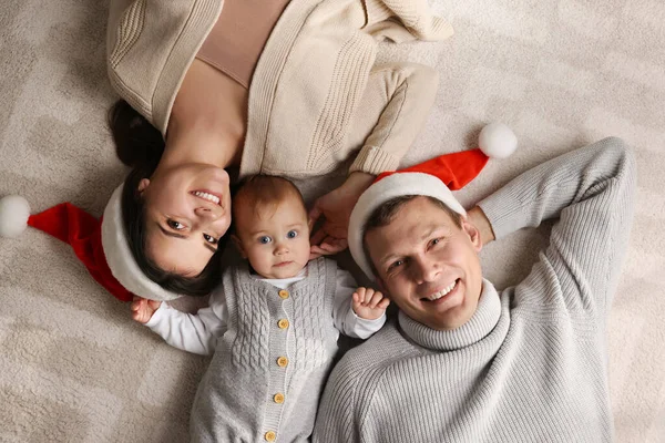 Šťastný Pár Roztomilým Dítětem Podlaze Výhled Shora Vánoční Oslava — Stock fotografie