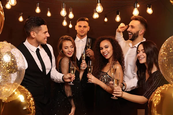 Amigos Felizes Com Copos Vinho Espumante Celebrando Ano Novo Casa — Fotografia de Stock