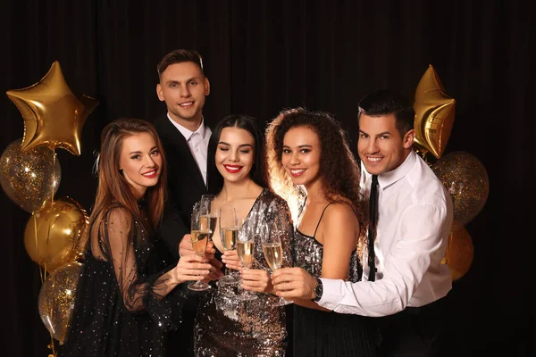 Amigos Felizes Com Copos Vinho Espumante Celebrando Ano Novo Fundo — Fotografia de Stock