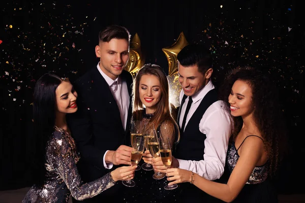 Amigos Felizes Com Copos Vinho Espumante Celebrando Ano Novo Fundo — Fotografia de Stock