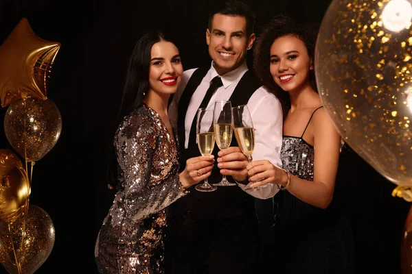 Amigos Felizes Com Copos Vinho Espumante Celebrando Ano Novo Fundo — Fotografia de Stock