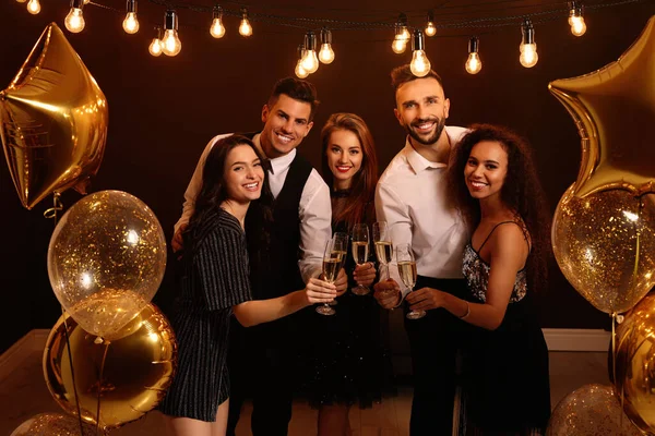 Amigos Felizes Com Copos Vinho Espumante Celebrando Ano Novo Casa — Fotografia de Stock