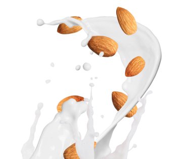 Lezzetli badem sütü ve beyaz arka planda fındık.