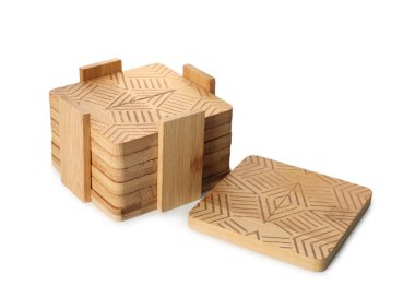 Süslü ahşap bardak altlıkları ve beyaz arka planda tutucu