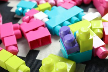 Halıdaki renkli plastik yapı taşları, yakın plan.