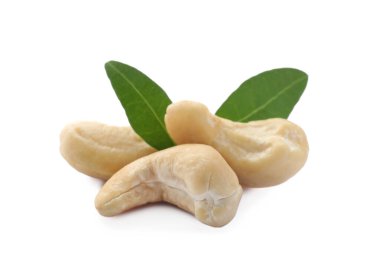 Lezzetli organik fındık ve yeşil yapraklar beyaz, yakın çekim