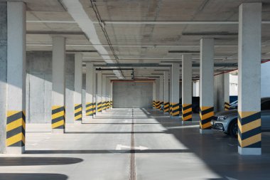 Güneşli bir günde arabalarla açık otopark