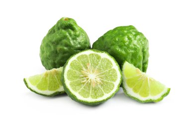 Beyaz arka planda tam ve olgun bergamot meyveleri kes